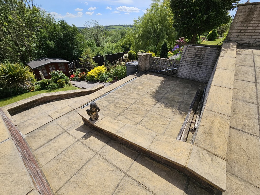 Lot: 46 - LINK-DETACHED HOUSE WITH VIEWS IN A POPULAR LOCATION - Rear garden